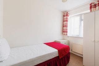 Room available in a friendly professional house Main Photo