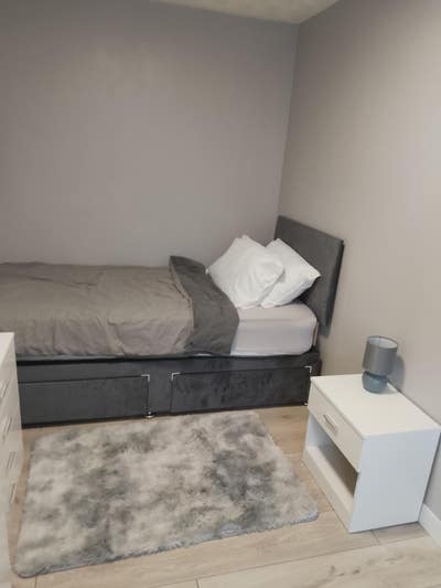 1 small single room north hereford Main Photo