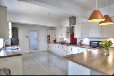 Lovely Room in Luxury House in a Great Location Main Photo