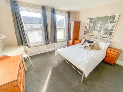 Huge Master Room | Walk to Stations & Town Centre Main Photo