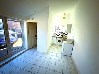 Studio in Dagenham £950 Pcm Private Entrance Main Photo