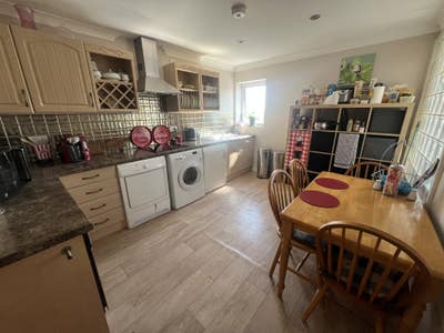 Large furnished 4 bed flat Main Photo