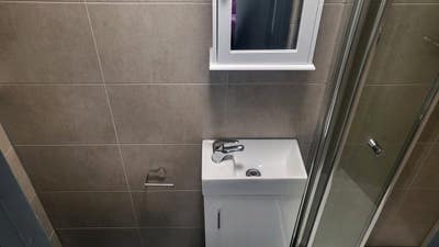 Quirky Studios w/ ensuite-kitchenette & Parking ! Main Photo