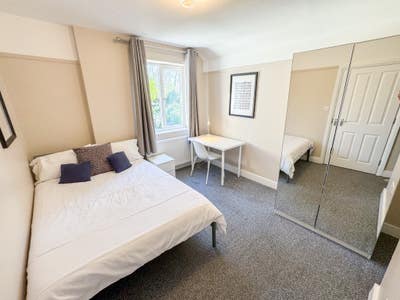 Garden Facing Double Room 5 Min Walk into Redhill Main Photo