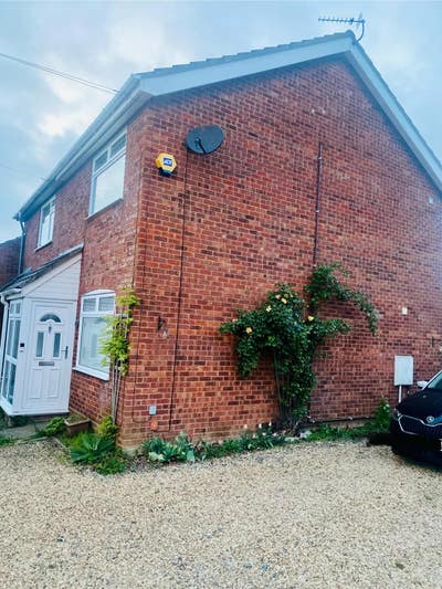 Spacious Double Room in Quiet 2-Bedroom House Main Photo