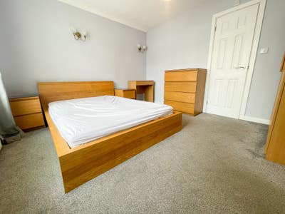 Lovely shared home, with off-street parking (KR) Main Photo