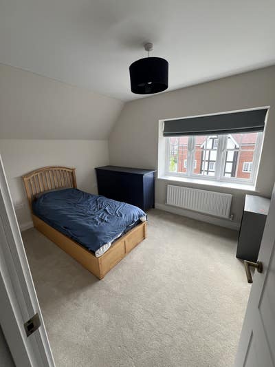 Double & single rooms in the heart of Sunninghill Main Photo