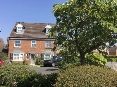Room available in detached house Main Photo