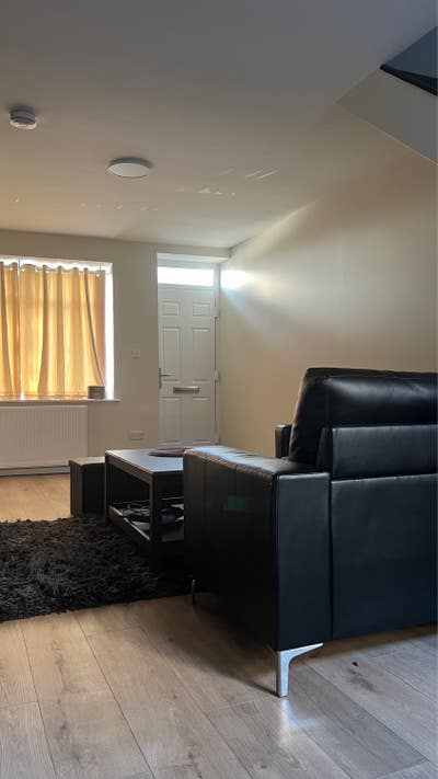Short-term double room let in newly furnished home Main Photo