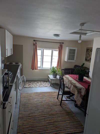 One double bedroom to share in 3 bedroom flat Main Photo