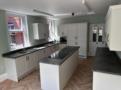 Attractive Edwardian home/spacious rooms-In Town Main Photo