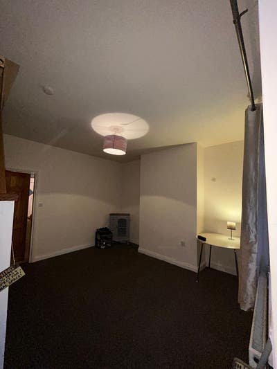 Spacious Room in Creative Home – All Welcome Main Photo
