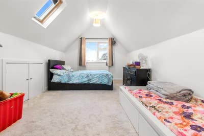 Very Large Double Bedroom near to Sale Town Centre Main Photo