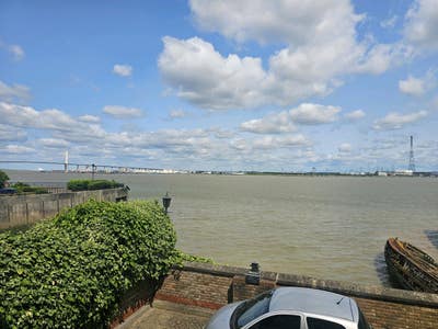 Large one bed flat, with River front view Main Photo
