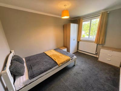 Delightful Double Room in Convenient House Share Main Photo