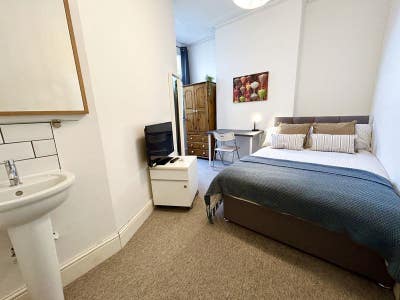 Double room in Filton, short walk SMead. Hospital Main Photo