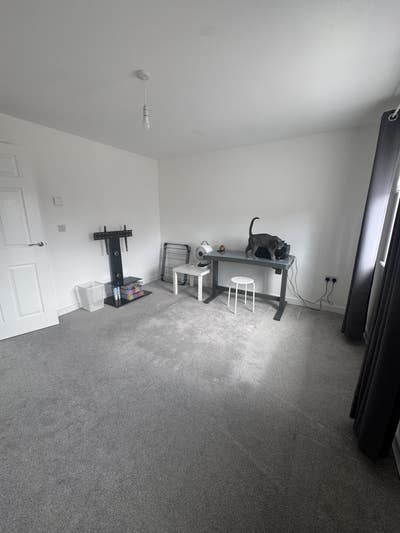 Double room in a 2 bed terraced house Main Photo