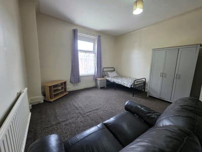 Spacious triple room available Main Photo