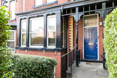 🏡 40B Delph Lane – Spacious 5-Bed Flat - STUDENTS Main Photo