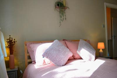 Beautifully Furnished King Bed room in Cosy Home Main Photo