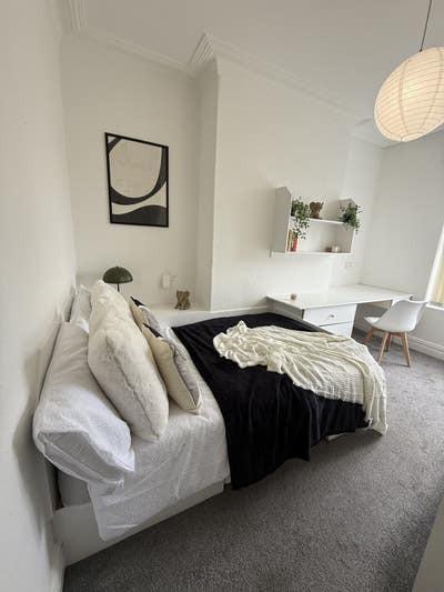 7 Bed (4 Brand New Bathrooms) Main Photo