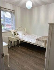 Elegant Single Bedroom with built in wardrobe & TV Main Photo