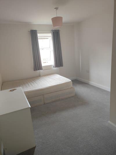 Bright and spacious Double room in 3 bedroom Main Photo