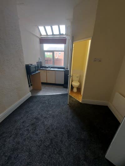 Refurbished flat with own shower and kitchen Main Photo