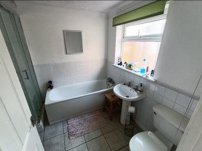 Rooms to rent in quiet house Main Photo