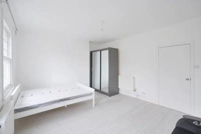 Modern Studio Flat With Separate Kitchen, W14 Main Photo