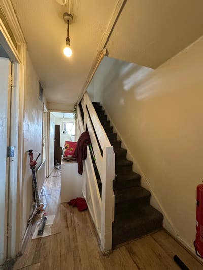 Spacious 3/4 Bed Flat in E16 - Ideal for Friends Main Photo