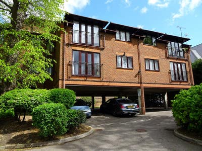 One Bedroom Flat 10-15 Mins Walk to Slough Station Main Photo