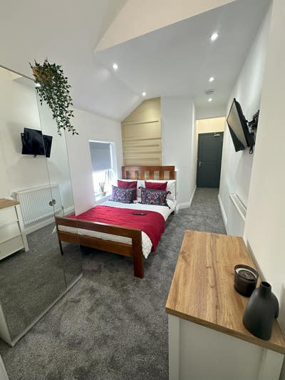 Double Ensuite Room Close to the Town Centre! Main Photo