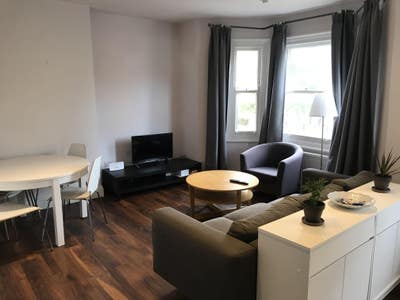 Large double Bedroom in modern Victorian house Main Photo