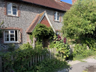 Quirky Flinstone Cottage- housemate invitation Main Photo