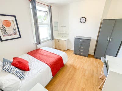 🥇Peaceful & Large Room | South Croydon Bills Inc. Main Photo