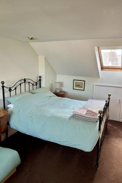Spacious Double Attic Room to Let Short Stay Main Photo