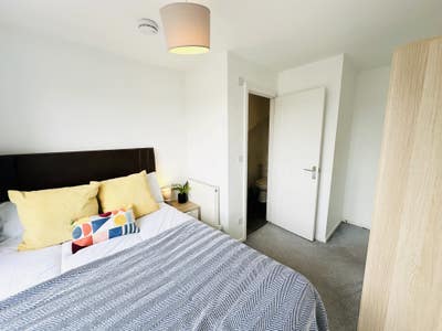 Double room - Parking - Basingstoke Road RG2 Main Photo