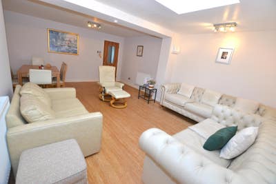 Large 5-Bed, 3-Bath Home in Whitechapel Main Photo