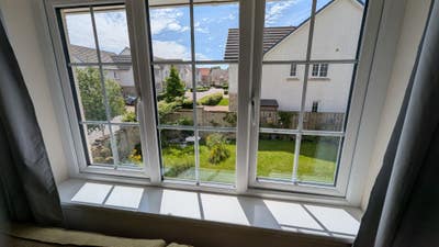 Large modern double room with en suite. Main Photo