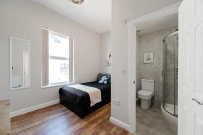 Light, Clean and Fresh 💛 Double En Suite Main Photo