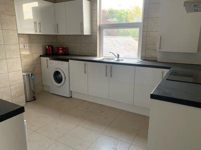 Rooms Available Close to City Centre Main Photo