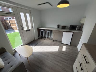 £995 Bills Included. Modern Self Contained Studio Main Photo