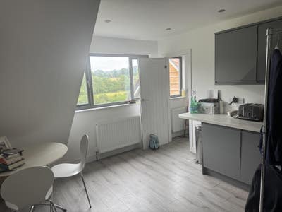 Self-contained one bedroom flat with parking Main Photo