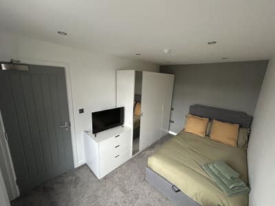 Modern studio flat Main Photo