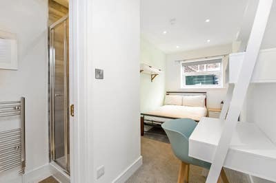 Two ensuite doubles in great house Main Photo