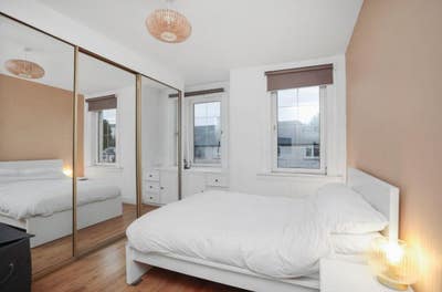 2/3 Bedroom, Bright Spacious Central flat Main Photo