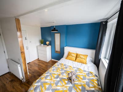 Modern Very Large Room | 2 Mins walk to seaside Main Photo