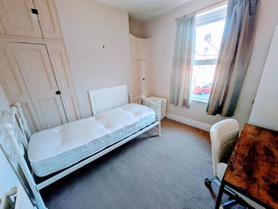 One room to rent in 5 bed house by city centre Main Photo