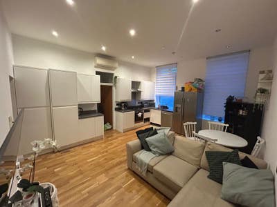 Room available - with walk in wardrobe. Main Photo